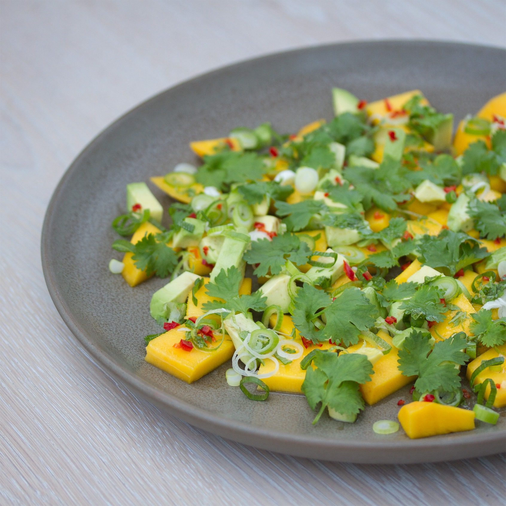 En frisk mango salat med lime og mynte dressing