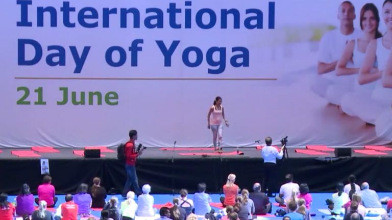 nybegynner-yogafarm-challenge-for-harmony-peace-cropped